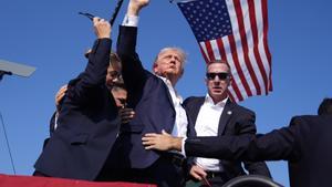 El momento en el que el expresidente republicano, Donald Trump, levanta el puño tras su intento de asesinato