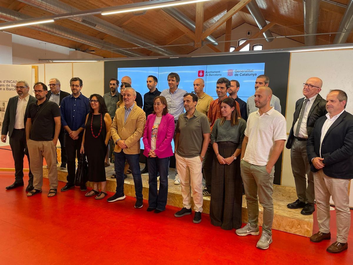 Los siete equipos de arquitectos ganadores del concurso para construir vivienda de alquiler asequible posan junto a la consellera de Territori y el alcalde Jaume Collboni en Ca l'Alier.