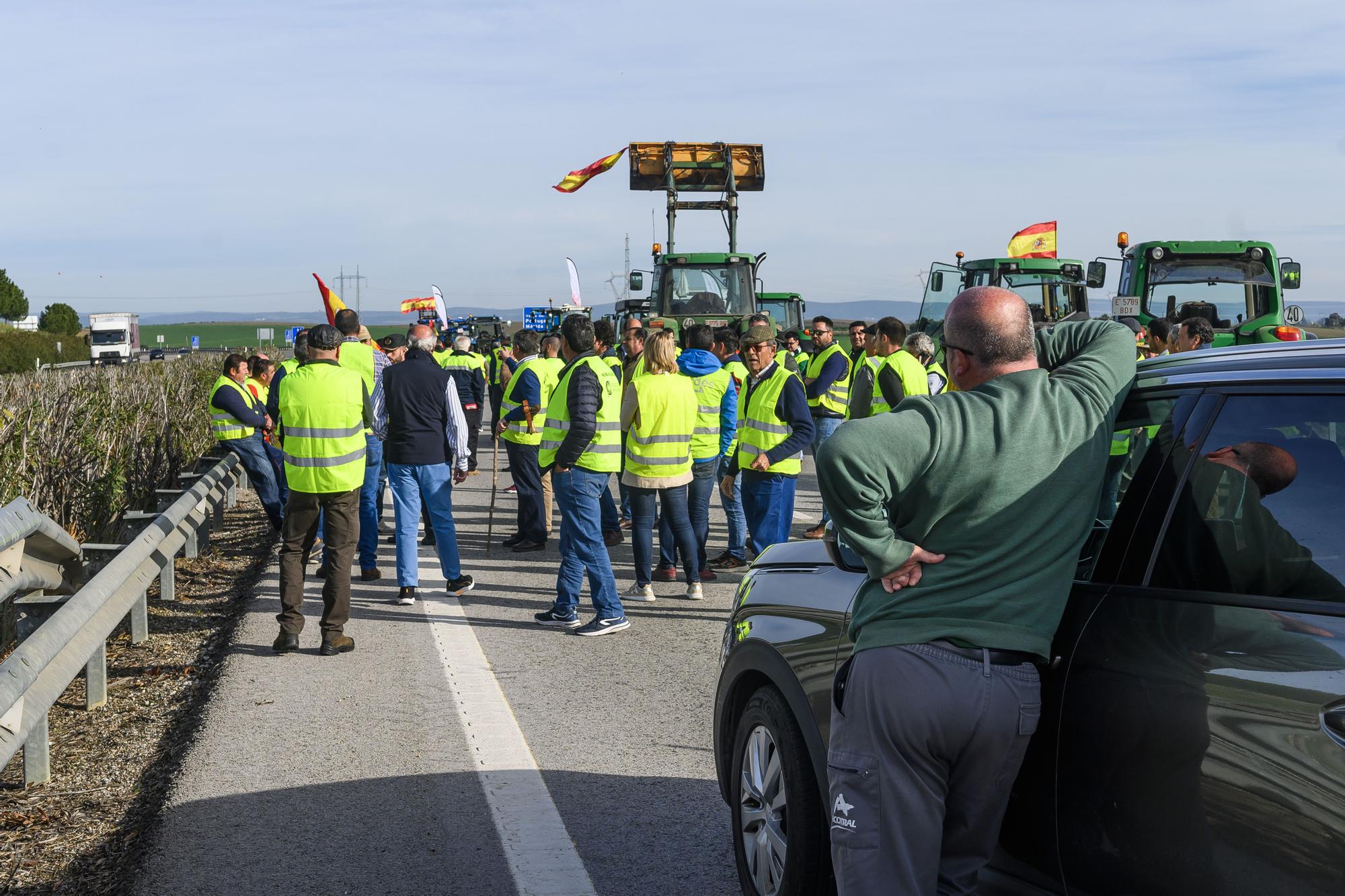 Los agricultores cortan los principales accesos a Sevilla por carretera