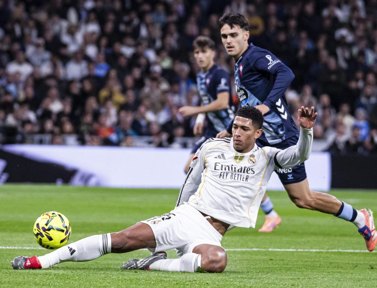 Miguel Román disputa el balón al madridista Bellingham, en el Bernabéu. | LOF