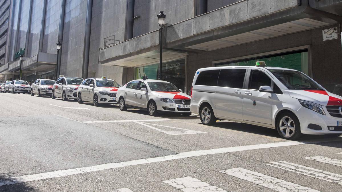 Uno de los taxistas afectados recogió al presunto estafador en la parada de taxis de la calle Ecuador, al lado de El Corte Inglés.