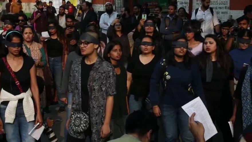 'El violador eres tú' llega a una India conmocionada por últimas violaciones