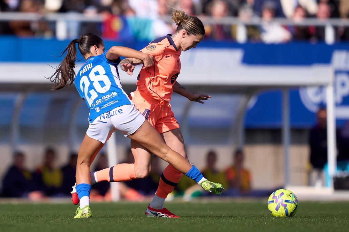 Patri defiende a María León en un lance del partido entre el Alhama ElPozo y el Barcelona