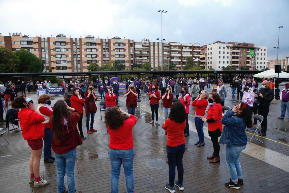 Ni lluvia ni covid frenan el acto central por el 8M en Córdoba