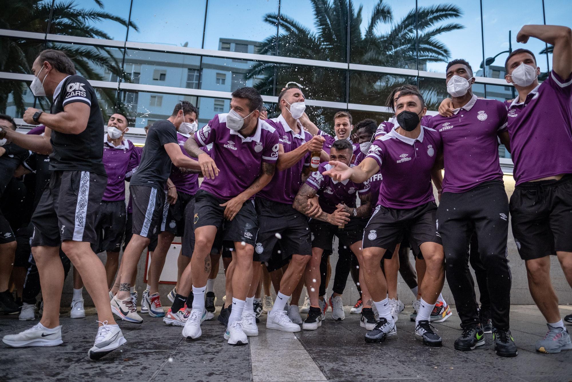 Los jugadores del Mallorca celebran que el ascenso a Primera