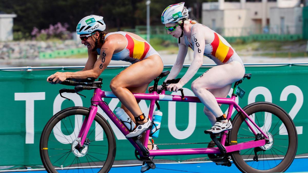 Susana Rodríguez en el tramo de ciclismo en Tokio con su guía Sara Loehr