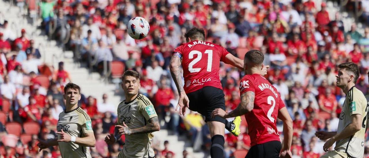 Raíllo remata un balón en un córner durante el partido ante el Granada