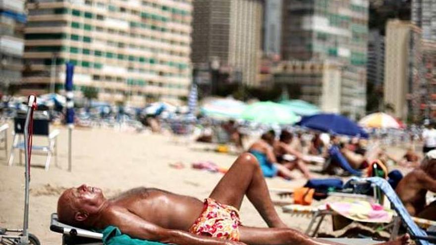 Turistas de vacaciones en la playa de Benidorm.