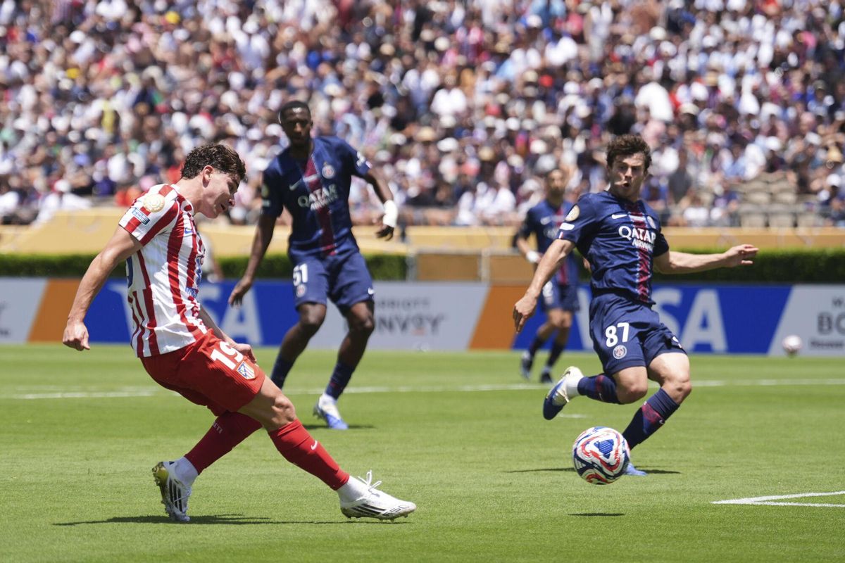 Atletico Madrids Julian Alvarez scores his sides opening goal that was later disallowed during the Club World Cup group B soccer match between PSG and Atletico Madrid in Pasadena, Calif., Sunday, June 15, 2025. (AP Photo/Jae Hong)