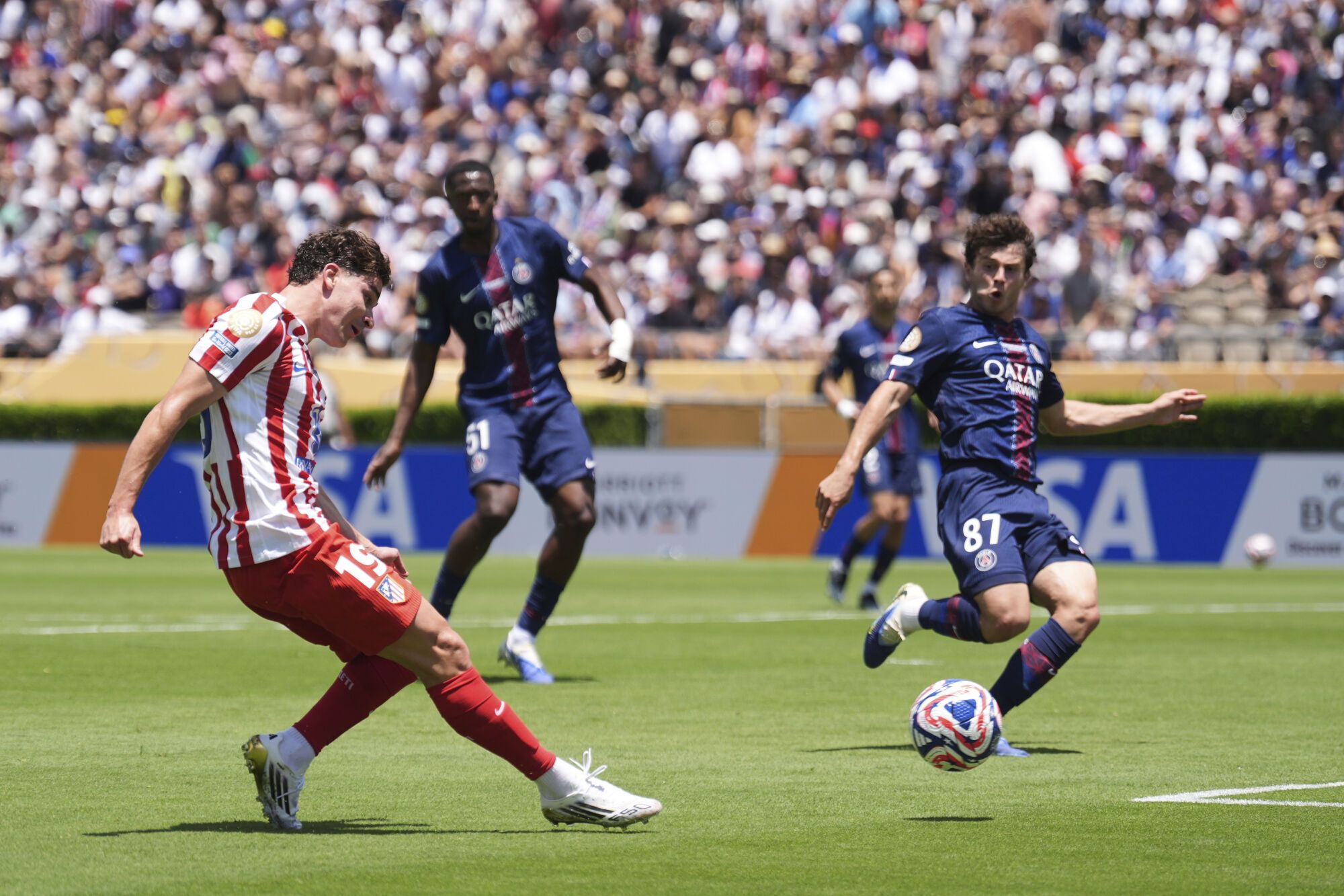 Atletico Madrid's Julian Alvarez scores his side's opening goal that was later disallowed during the Club World Cup group B soccer match between PSG and Atletico Madrid in Pasadena, Calif., Sunday, June 15, 2025. (AP Photo/Jae Hong)
