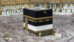 Peregrinos dan vueltas a la Kaaba en la Gran Mezquita de La Meca.