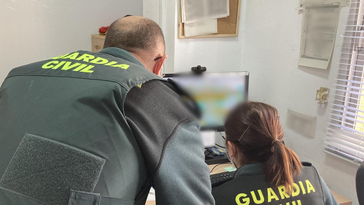 Dos agentes de la Guardia Civil.