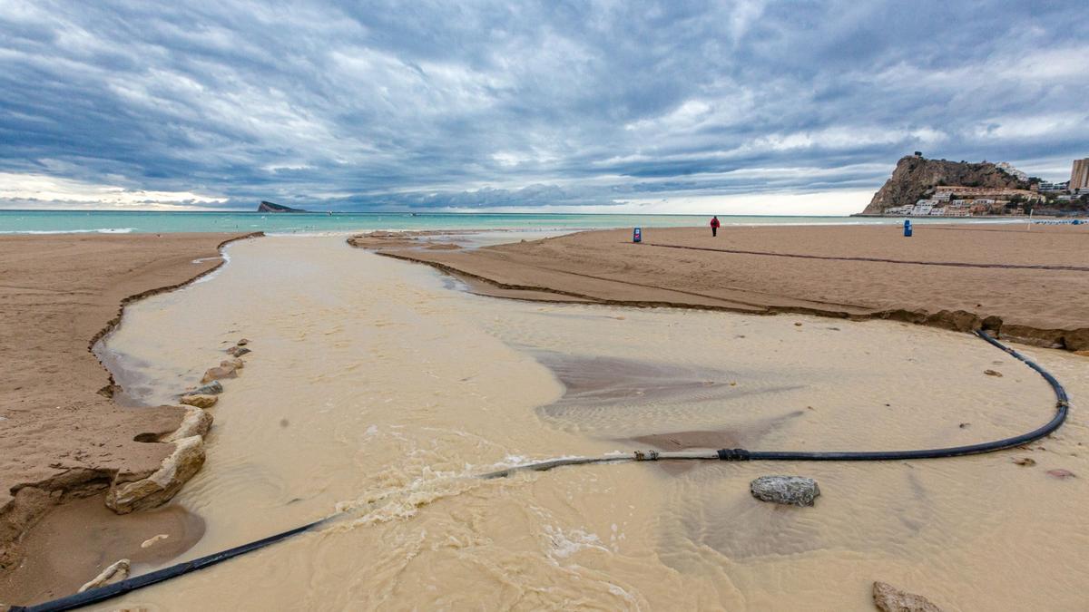 Desembocadura de uno de los barrancos de Benidorm, tras un episodio de lluvias, donde se observa el fuerte arrastre de arena.