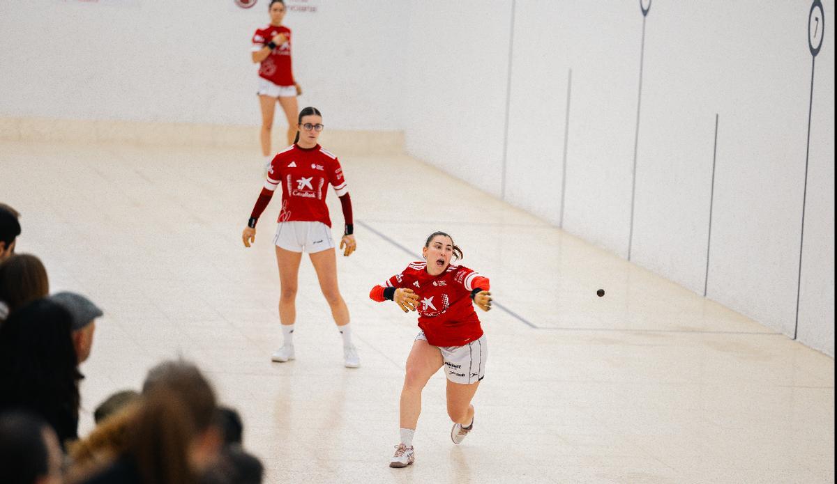 Clara, Amparo i Fanni en la partida de Lliga CaixaBank.