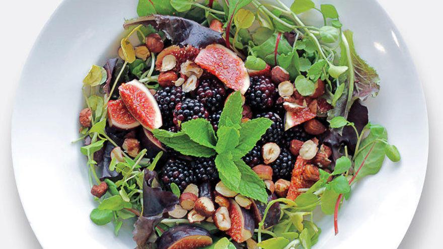 Ensalada de higos, moras y avellanas.