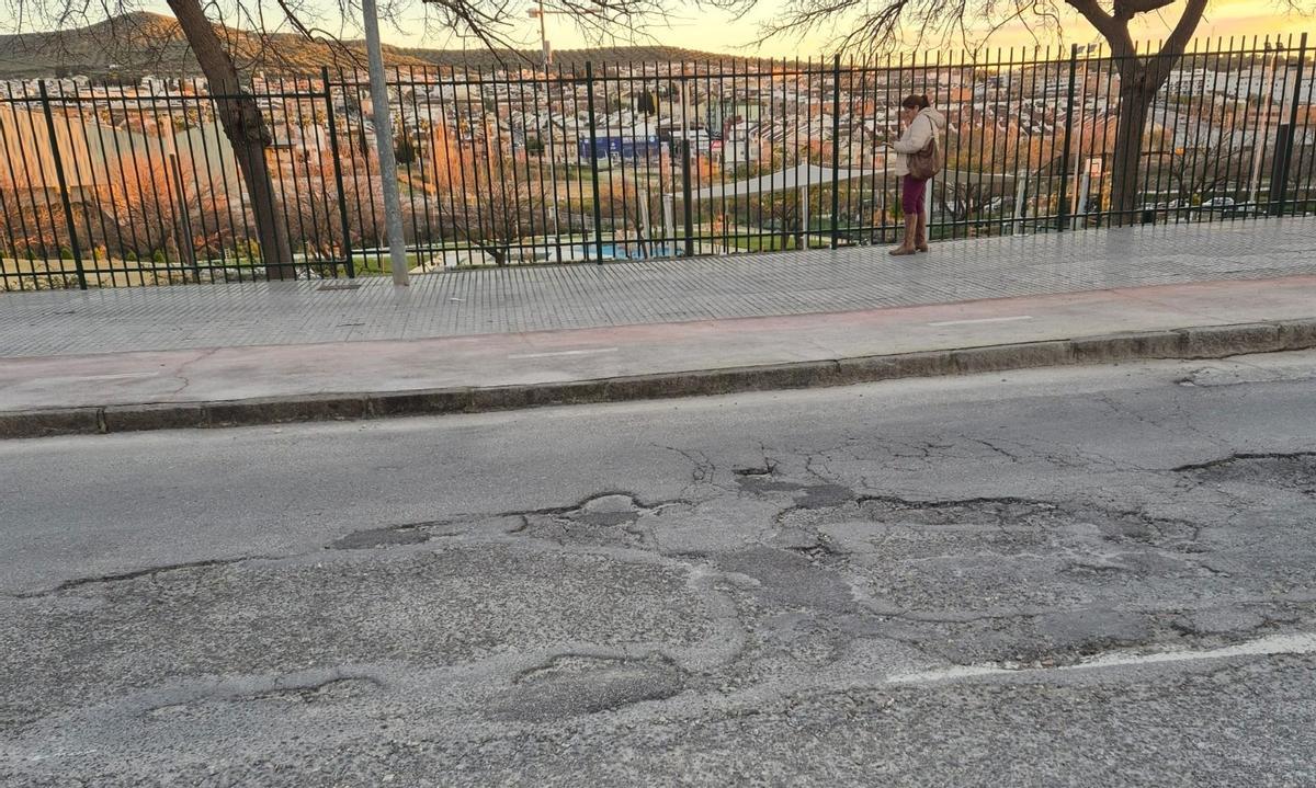 Carretera anexa a la antigua estación de Lucena, junto al Parque Europa.