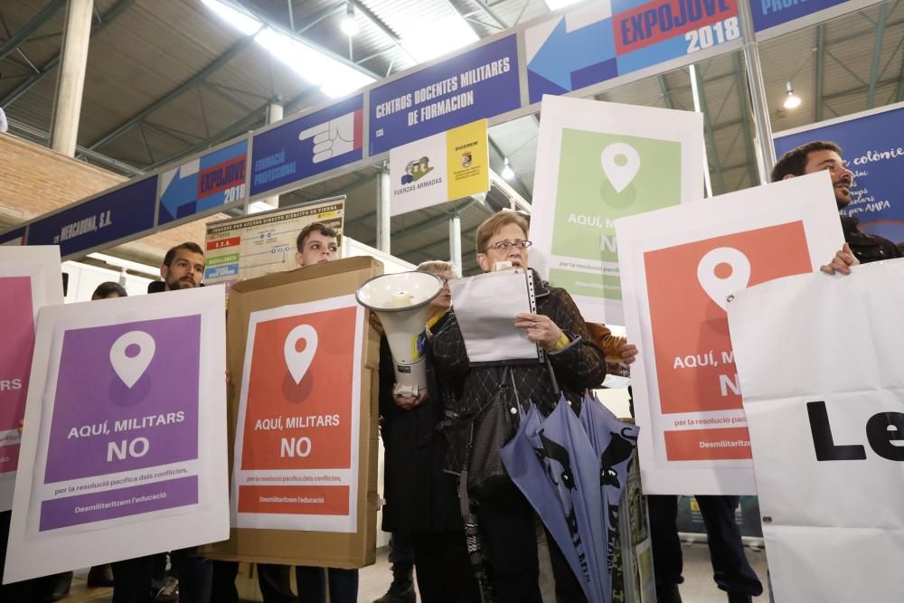 Protesta contra les Forces Armades a l''Expojove