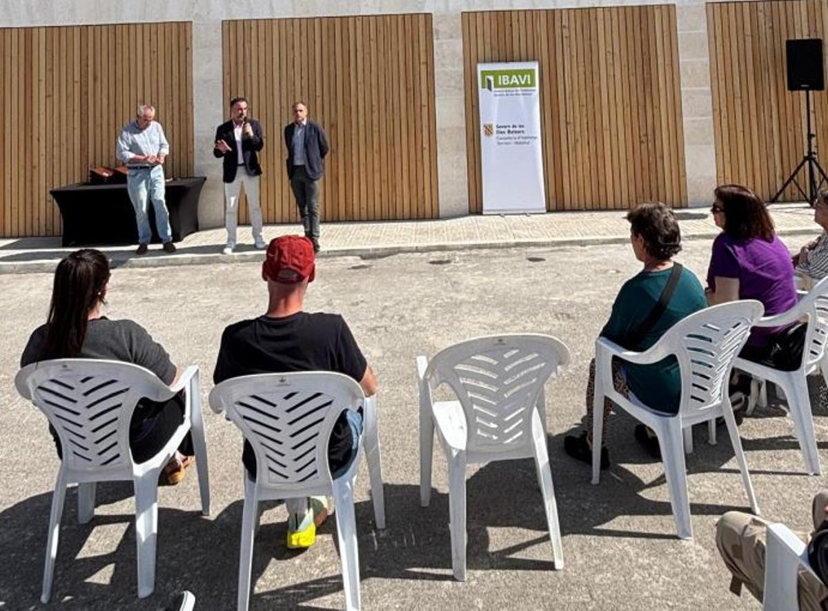 Una imagen del acto de entrega de las viviendas a los adjudicatarios, este lunes en Santa Margalida.