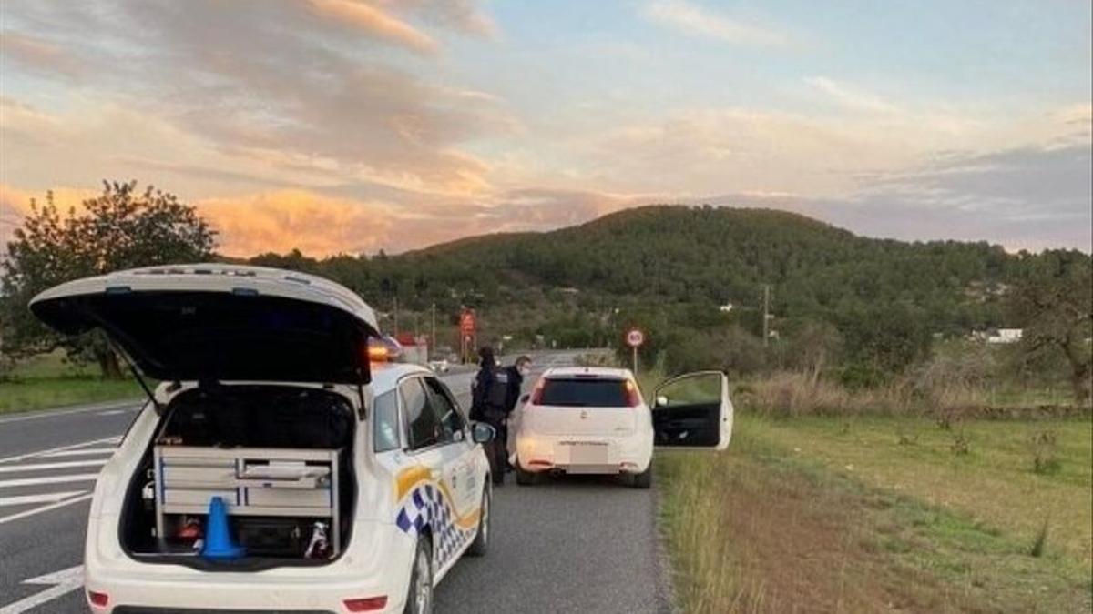 Imagen de agentes de la Policía Local con un taxista ilegal en Ibiza.