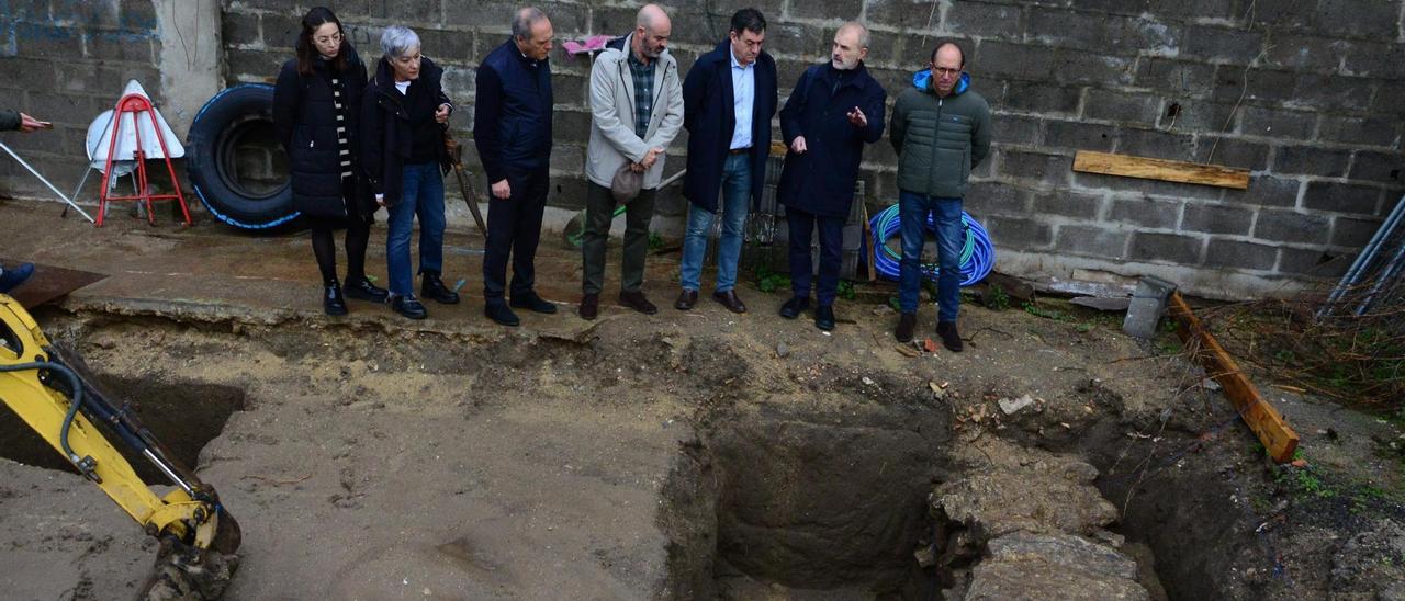 La visita en la zona en la que se realizaron las catas arqueológicas, al lado del Concello de Bueu.