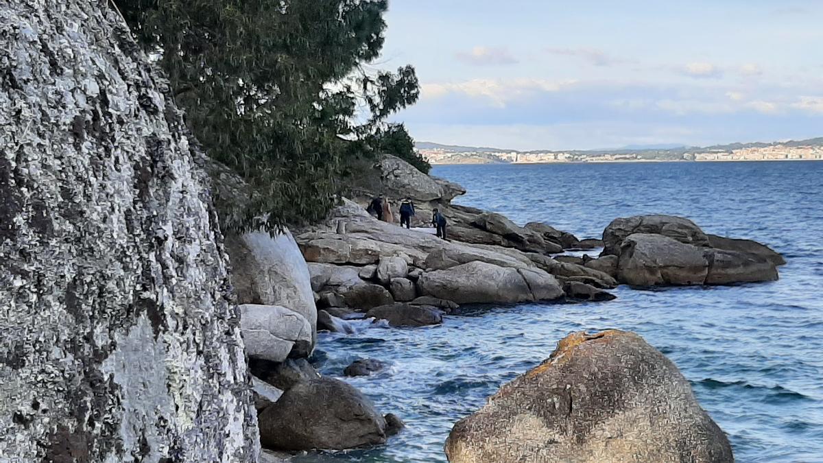 La Guardia Civil y la forense ayer en Mourisca.