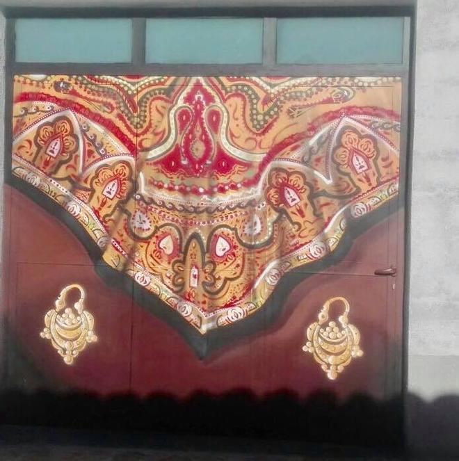 Frases escritas en las fachadas y puertas decoradas con trampantojos