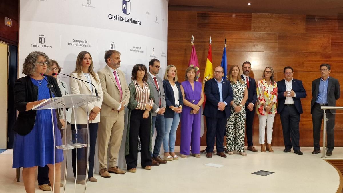 La consejera desarrollo sostenible de La Mancha, Mercedes Gómez, con su equipo esta mañana.