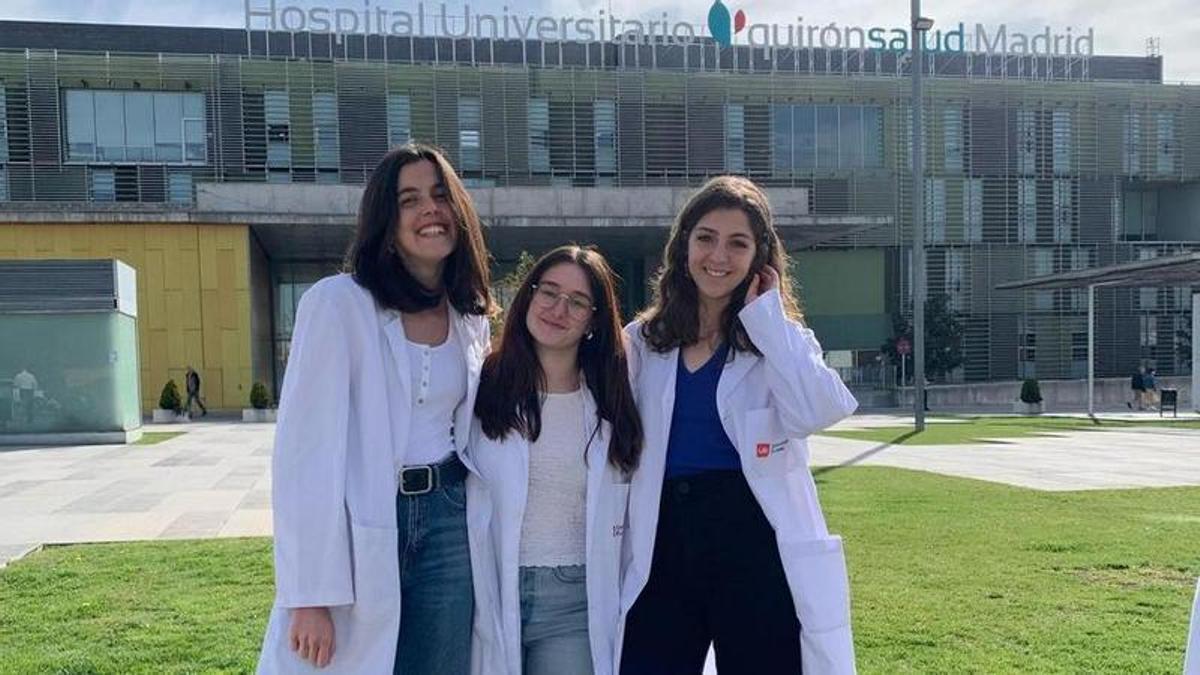 Alejandra (izq.), Sara y Silvia (dcha.), aspirantes que se presentan al MIR