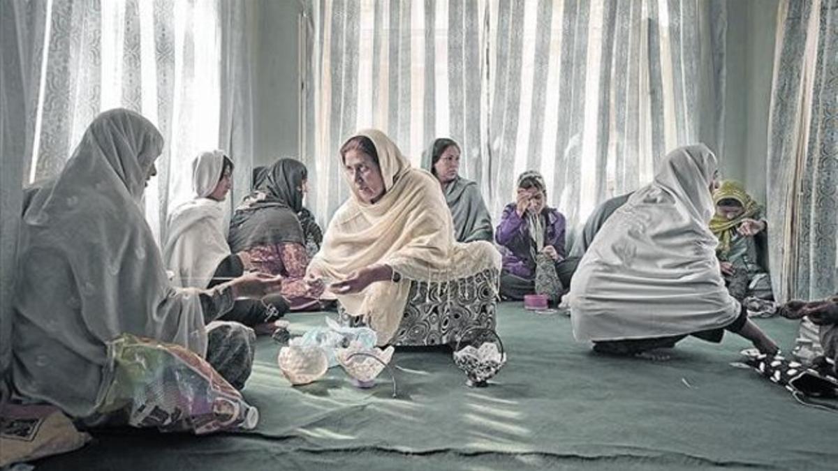 Viuda y con dos bebés, Afgani fue obligada a casarse de nuevo. Hoy da clases de costura a otras víctimas.