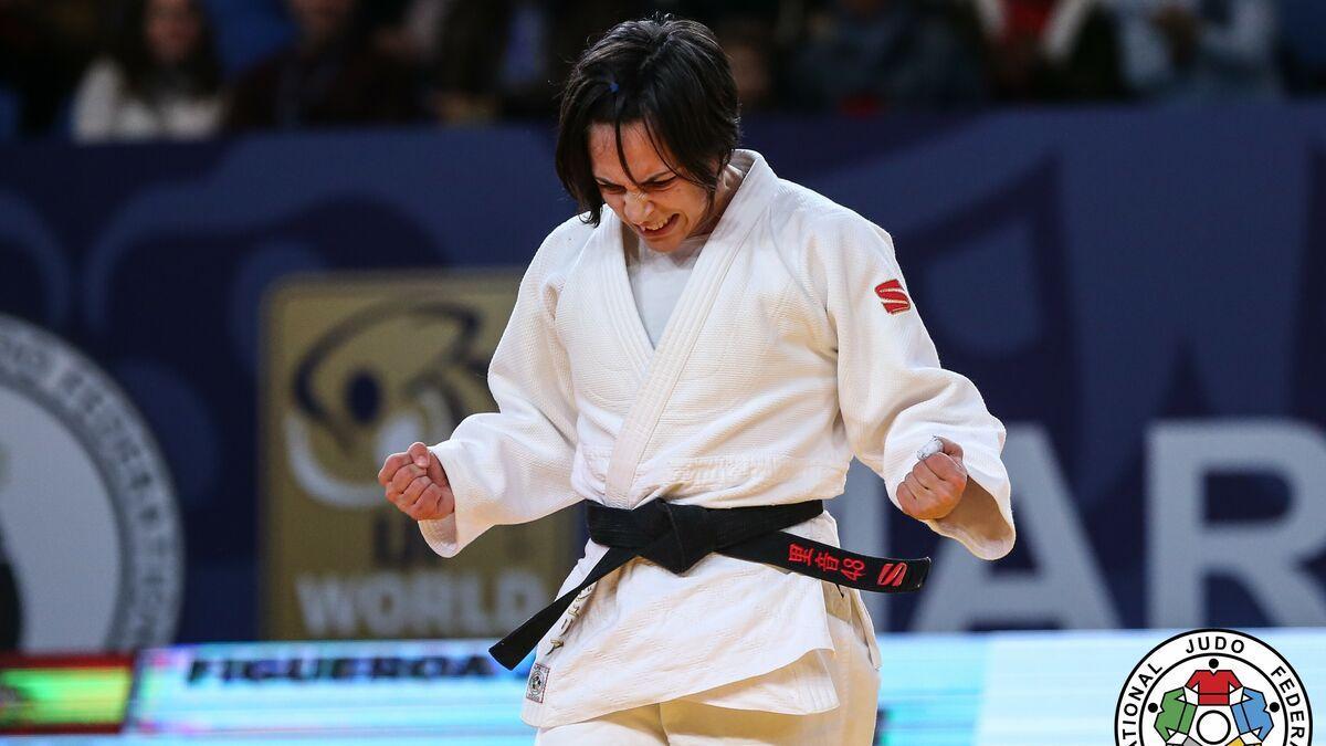 Julia Figueroa celebra una victoria sobre el tatami. tatami