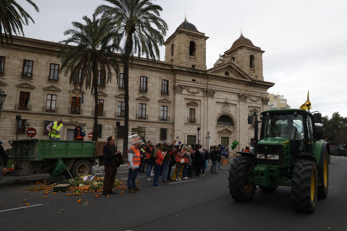 Colapso en las calles de València en el inicio de la tractorada por el acuerdo de la UE y el Mercosur