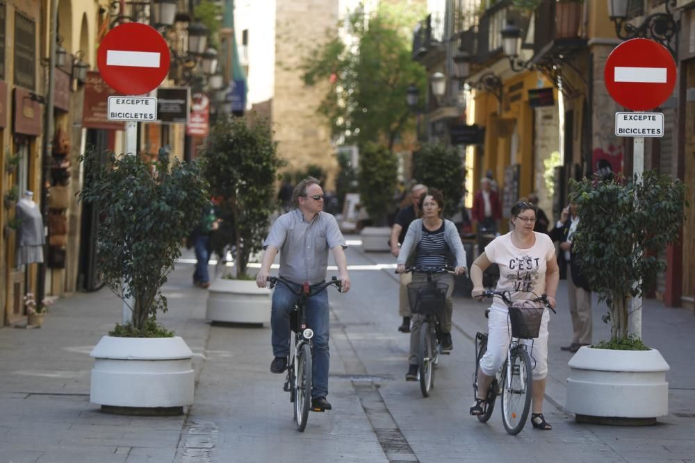 Bicis y peatones toman la calle Serranos.