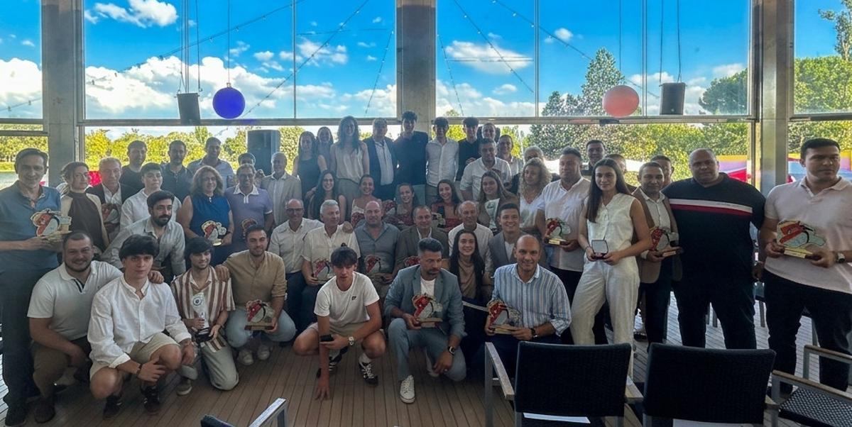 Foto de familia de la última edición de la Gala de la FCYLBM celebrada en Laguna de Duero