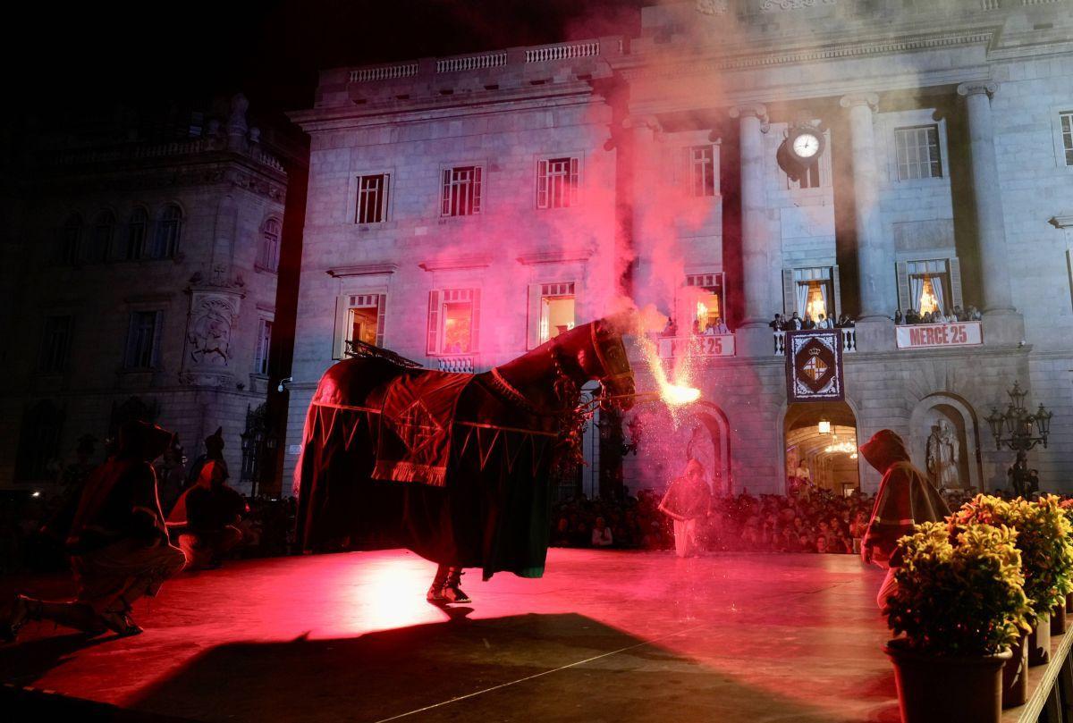 Toc d’inici de la Mercè 2025, gigantes y bestias en la plaza Sant Jaume de Barcelona