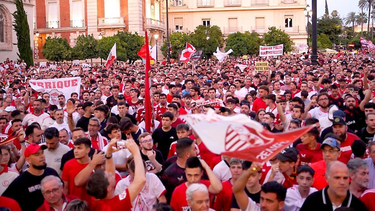 Imagen de la manifestación de sevillistas este jueves en la capital.