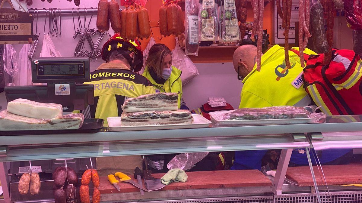 Sanitarios y bomberos trabajan en el puesto para atender a la mujer, aún atrapada.