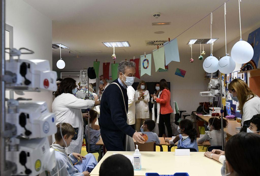 Pedro Cano lleva la pintura a Oncología Infantil de la Arrixaca