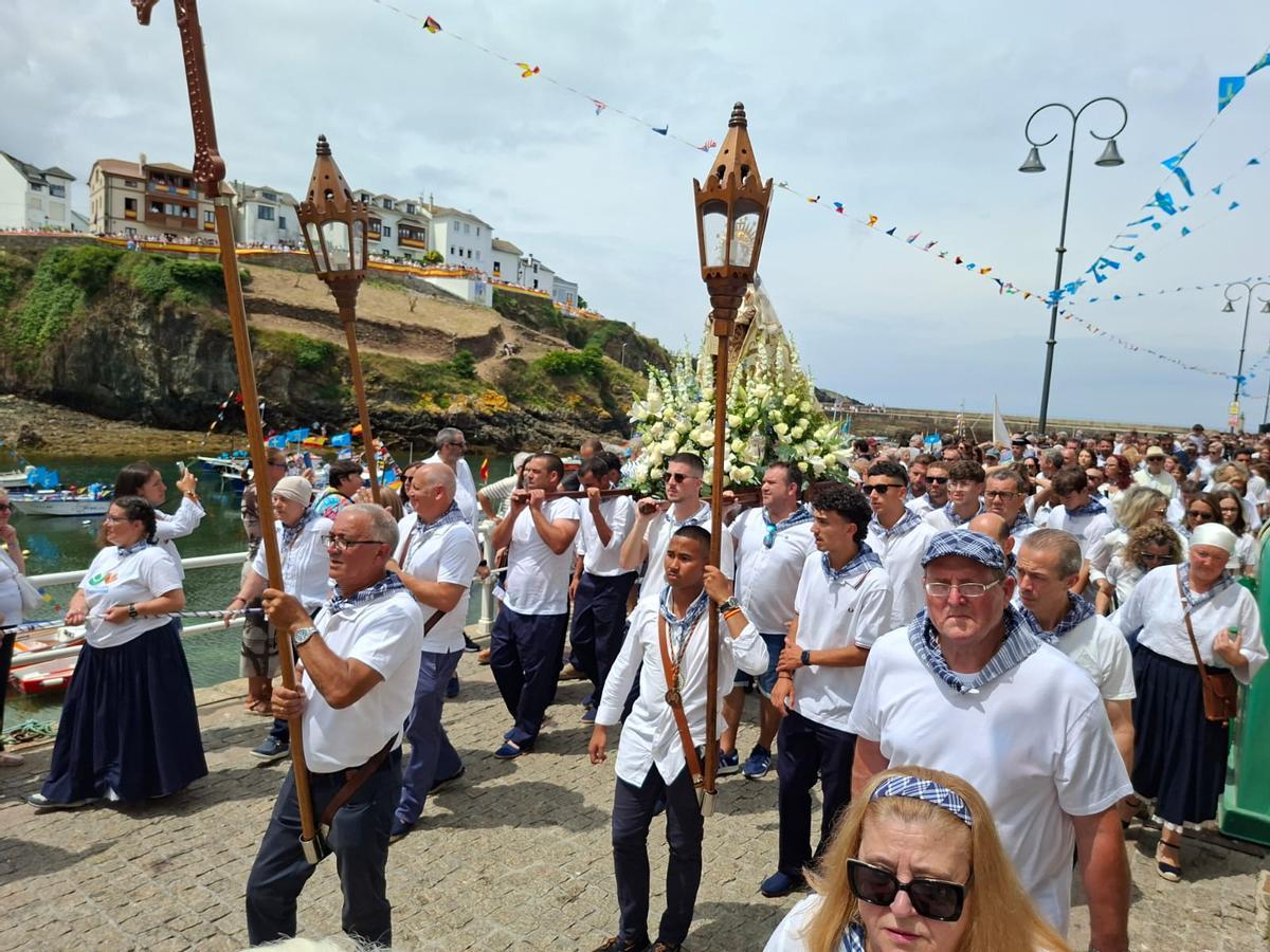 EN IMÁGENES: Tapia de Casariego, a rebosar en la procesión del Carmen