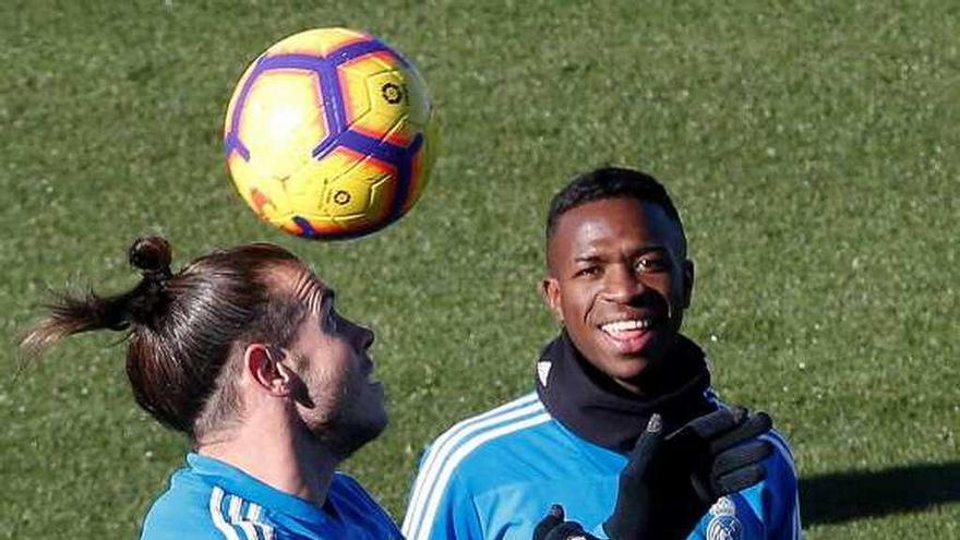 Bale toca de cabeza en presencia de Vinicius.