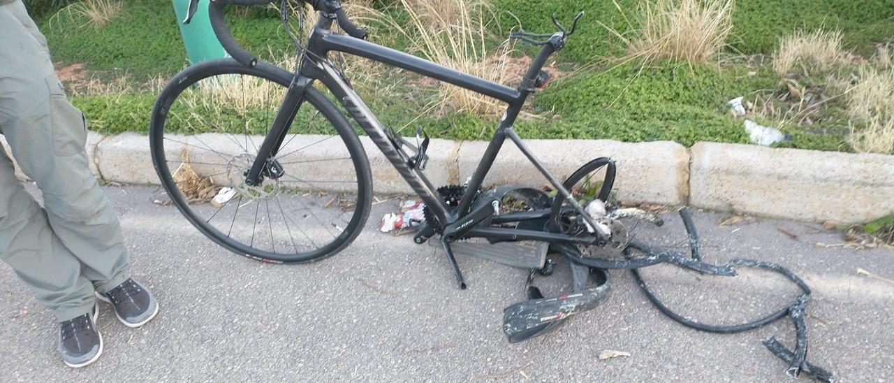 Estado en el que ha quedado la bicicleta tras el atropello de la Vall d&#039;Uixó.