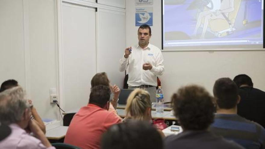 Un profesor de autoescuela ofrece una clase para recuperar el carné.