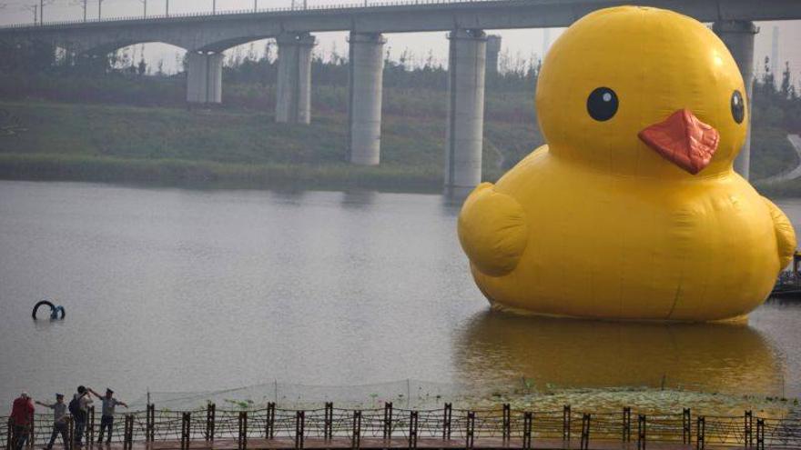 China &quot;reanima&quot; el pato gigante de Hofman ante las quejas ciudadanas