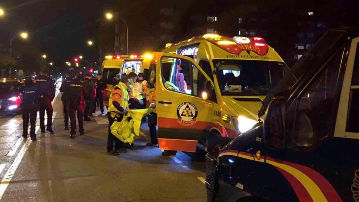 Miembros del Samur y de la Policía en las inmediaciones del Wanda.