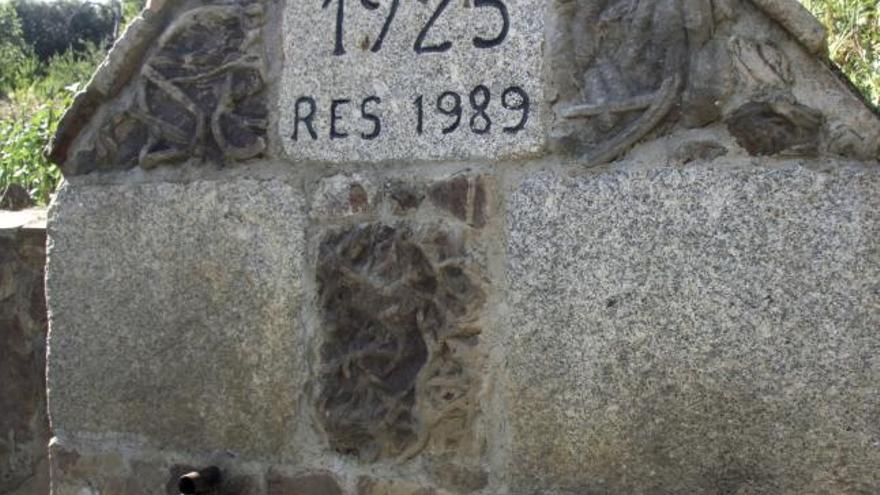 Fuente de piedra construida en el año 1925 en el municipio de Monsagro (Salamanca), ubicado en el Parque Natural de Las Batuecas, donde los vecinos siempre han tenido especial simpatía hacia los restos fósiles marinos que se pueden contemplar por toda la zona de la Sierra de Francia, originados por la sedimentación de restos animales de hace más de 430 millones de años, cuando este valle era un mar. EFE/Carlos García