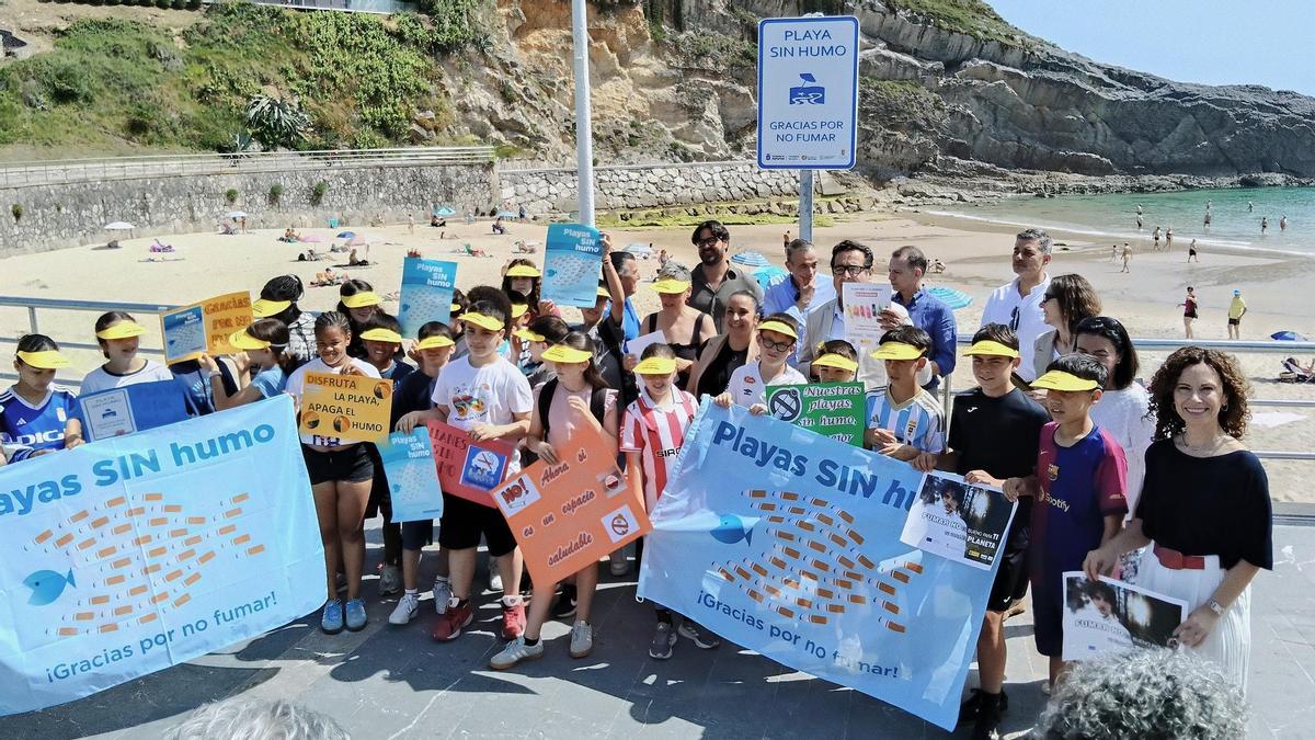 Un momento del acto en la playa del Sablón
