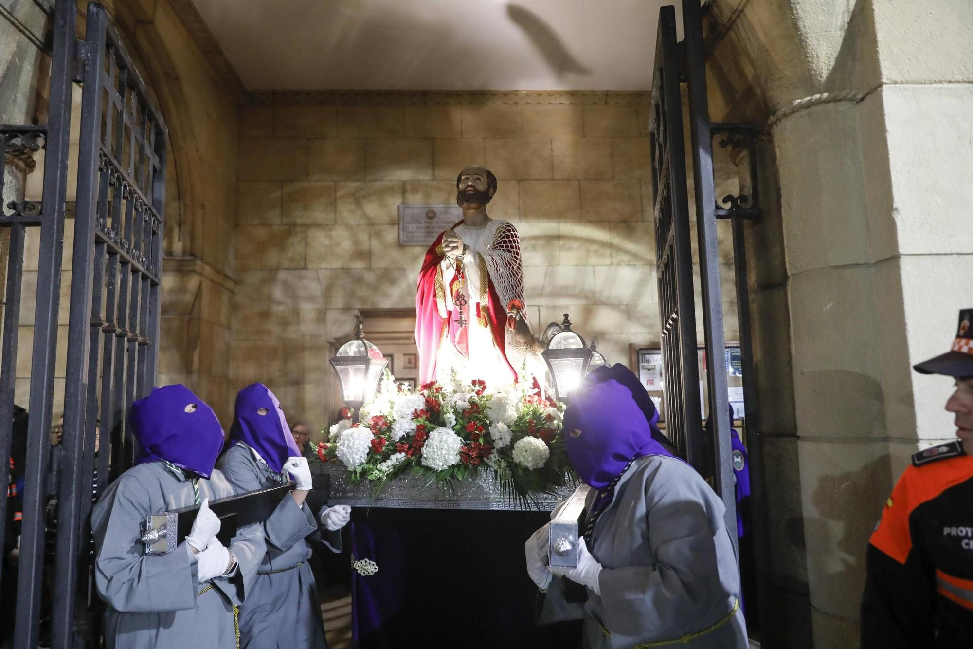 Así es la procesión del Martes Santo en Gijón (en imágenes)