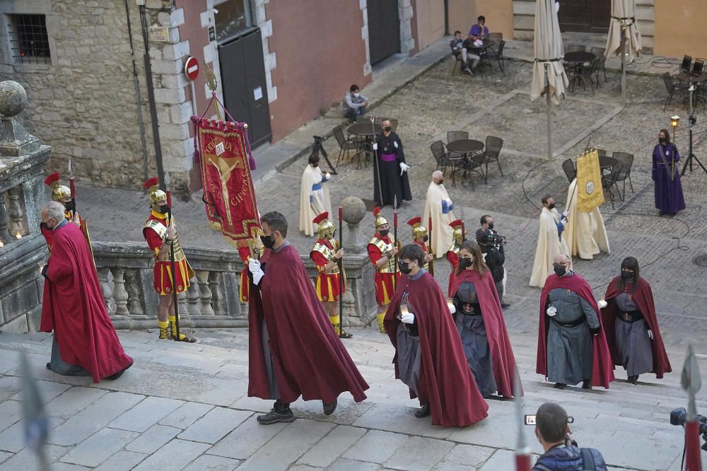 Girona viu el Divendres Sant amb l'acte de la Veneració de la Creu