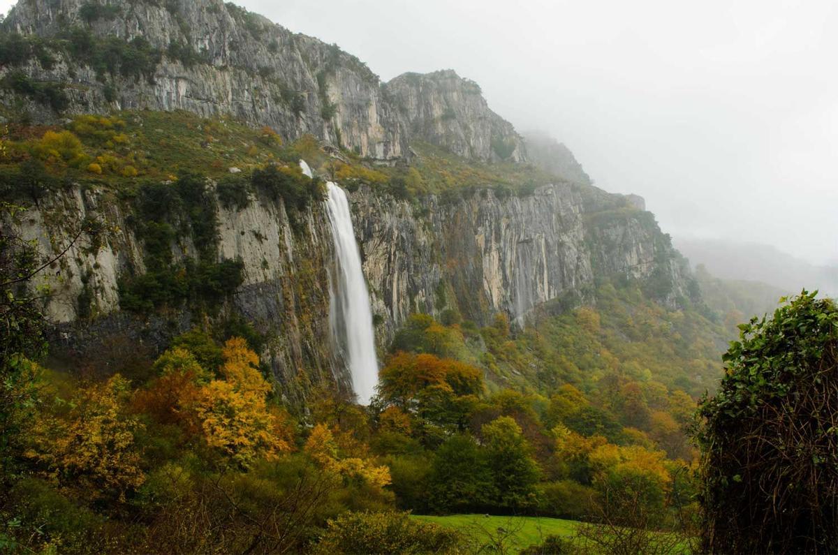 Cascada Nacimiento del Río Asón, Cantabria