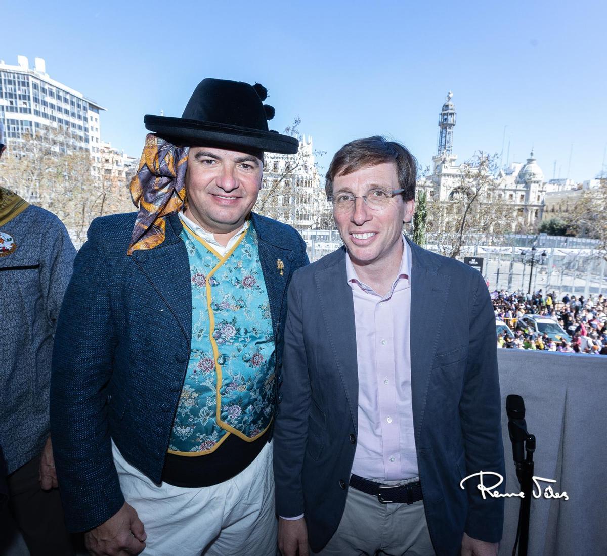 El presidente la Federació, David Olivares, y el presidente de la Comunidad de Madrid, José Luis Martínez Almeida