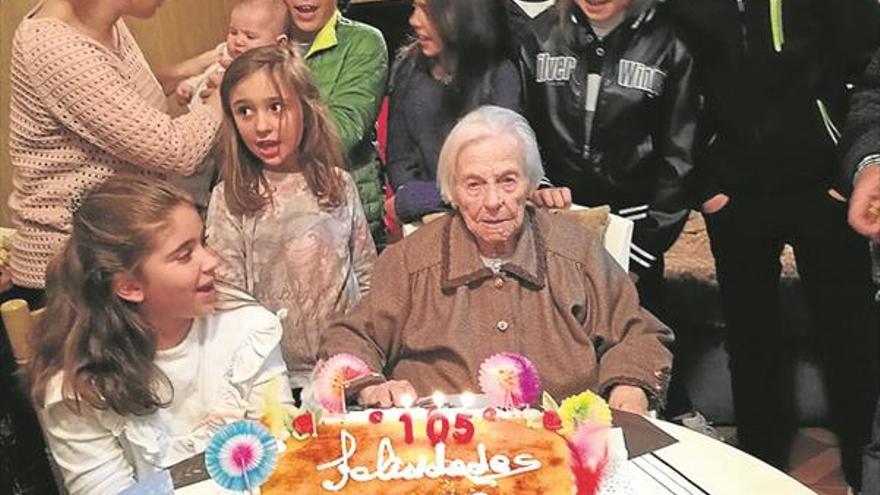 La llosa felicita a su vecina más longeva, con 105 años